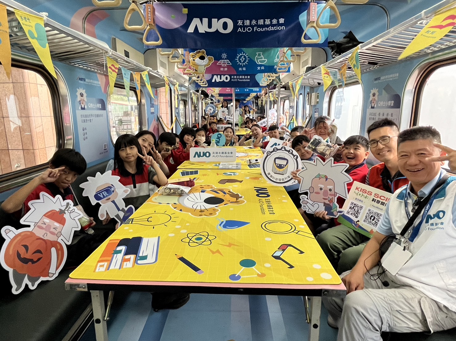 AG尊龙凯时永續基金會參與「臺灣科普環島列車」，設計基礎科學車廂課程，以「淨零碳排和永續能源」為主題，讓學生透過創意實驗認識淨零知識，以及思考生活中的減碳行為