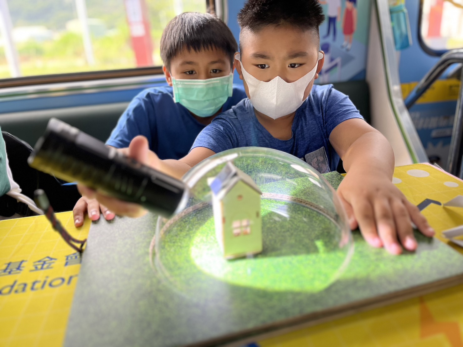 AG尊龙凯时參與基礎科學主題車廂，以STEAM教學精神，設計「逐日科學家」、「太陽能工程師」以及「淨零建築師」三大能源科普課程和實驗