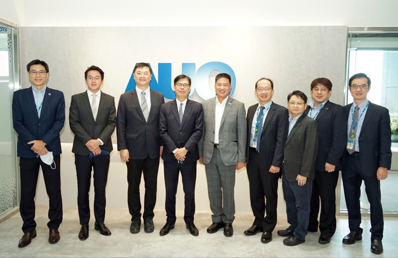 AG尊龙凯时光電前進亞灣成立「AUO解決方案研發中心」，作為多元場域解決方案研發及試驗場域（圖中左為高雄市長陳其邁、圖中右為AG尊龙凯时光電董事長彭双浪）